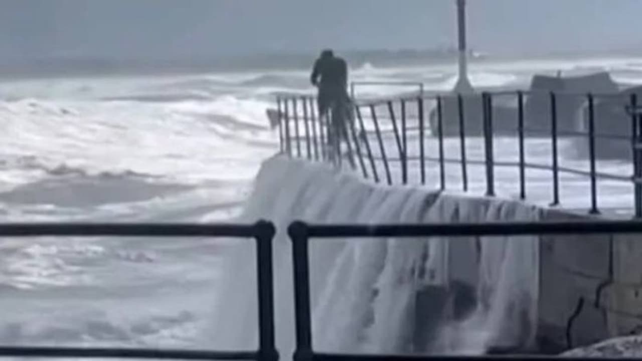 കൂറ്റൻ തിരമാല, കടല്പ്പാലത്തില് നിന്ന കുഞ്ഞ് കടലില്, രക്ഷിക്കാൻ അച്ഛന്റെ ജീവൻമരണപോരാട്ടം, ദൃശ്യങ്ങൾ കൂറ്റൻ തിരമാല, കടല്പ്പാലത്തില് നിന്ന കുഞ്ഞ് കടലില്, രക്ഷിക്കാൻ അച്ഛന്റെ ജീവൻമരണപോരാട്ടം, ദൃശ്യങ്ങൾ