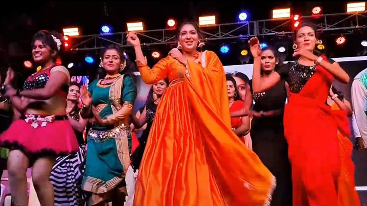 கோவில் திருவிழாவில் குத்தாட்டம் போட்ட நடிகை லட்சுமி மேனன்... செல்பி எடுக்க ரசிகர்கள் குவிந்ததால் தள்ளுமுள்ளு