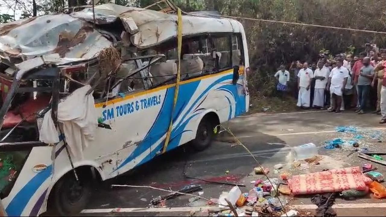 അപകടം: ഇടുക്കിയിൽ 2 വിനോദസഞ്ചാരികളും പെരുമ്പാവൂരിൽ കാര് യാത്രക്കാരനായ യുവാവും കൊല്ലപ്പെട്ടു അപകടം: ഇടുക്കിയിൽ 2 വിനോദസഞ്ചാരികളും പെരുമ്പാവൂരിൽ കാര് യാത്രക്കാരനായ യുവാവും കൊല്ലപ്പെട്ടു