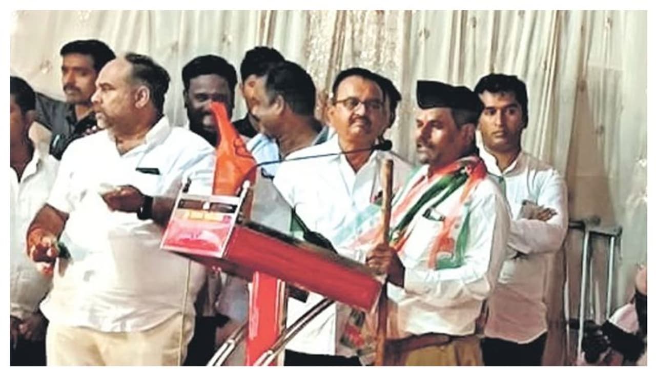 ഗണവേഷത്തിലെത്തി കോൺഗ്രസിൽ ചേർന്ന് ബിജെപി നേതാവ്, ആർഎസ്എസ് തൊപ്പി മാറ്റി വെള്ളത്തൊപ്പി ധരിച്ചു ഗണവേഷത്തിലെത്തി കോൺഗ്രസിൽ ചേർന്ന് ബിജെപി നേതാവ്, ആർഎസ്എസ് തൊപ്പി മാറ്റി വെള്ളത്തൊപ്പി ധരിച്ചു