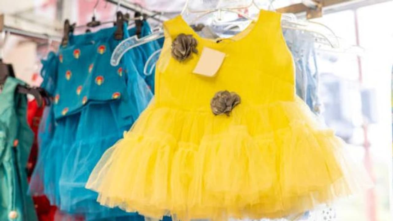 കല്ല്യാണം കഴിഞ്ഞിട്ടില്ല, കാമുകനുമില്ല, 8 വർഷം കഴിഞ്ഞ് പിറന്നേക്കാവുന്ന കുഞ്ഞിന് വസ്ത്രം വാങ്ങി യുവതി കല്ല്യാണം കഴിഞ്ഞിട്ടില്ല, കാമുകനുമില്ല, 8 വർഷം കഴിഞ്ഞ് പിറന്നേക്കാവുന്ന കുഞ്ഞിന് വസ്ത്രം വാങ്ങി യുവതി