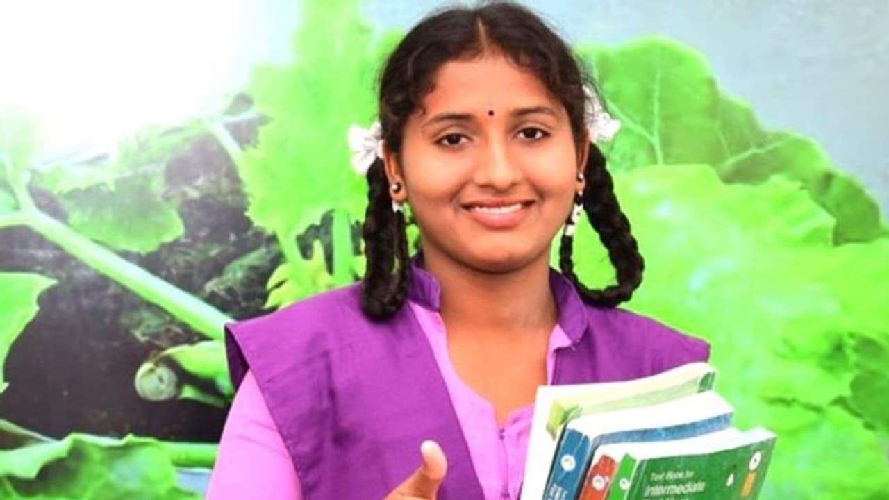 Andhra Pradesh Intermediate topper : శభాష్ తల్లీ... బాల్య వివాహాన్ని ఎదిరించి భలే ర్యాంక్ సాధించావ్... Andhra Pradesh Intermediate topper : శభాష్ తల్లీ... బాల్య వివాహాన్ని ఎదిరించి భలే ర్యాంక్ సాధించావ్...