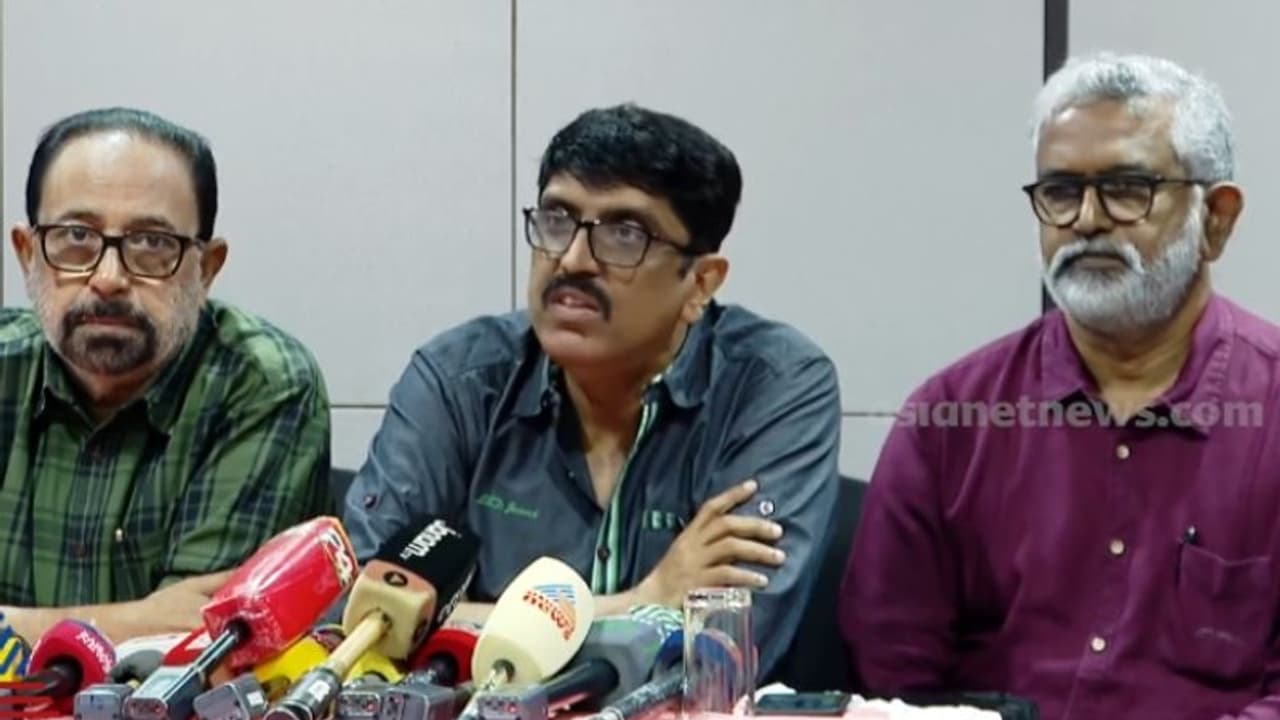 'നഷ്ടപരിഹാരം നല്കാതെ പിവിആറിന് ഇനി മലയാള സിനിമയില്ല'; നിലപാട് പ്രഖ്യാപിച്ച് ഫെഫ്ക 'നഷ്ടപരിഹാരം നല്കാതെ പിവിആറിന് ഇനി മലയാള സിനിമയില്ല'; നിലപാട് പ്രഖ്യാപിച്ച് ഫെഫ്ക