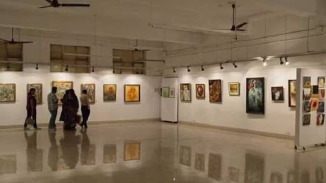 ആരുമറിയാതെ സ്വന്തം പെയിൻ്റിംഗ് ആർട്ട് ഗാലറിയിൽ തൂക്കി, മ്യൂസിയം ജീവനക്കാരനെ പുറത്താക്കി ആരുമറിയാതെ സ്വന്തം പെയിൻ്റിംഗ് ആർട്ട് ഗാലറിയിൽ തൂക്കി, മ്യൂസിയം ജീവനക്കാരനെ പുറത്താക്കി