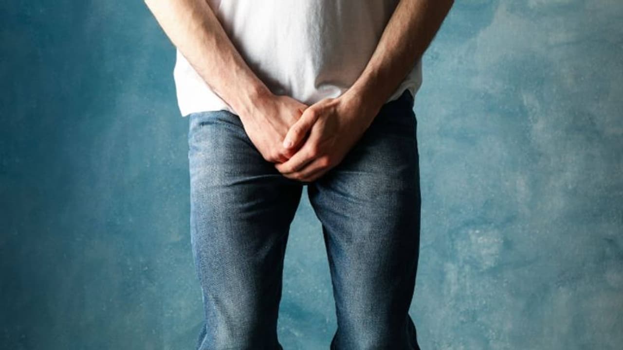 വൃഷണത്തില് വേദന, വൃഷണസഞ്ചിക്ക് കനം കൂടുക; പുരുഷന്മാര് ഈ ലക്ഷണങ്ങളെ ശ്രദ്ധിക്കാതെ പോകരുത്, കാരണമിതാകാം... വൃഷണത്തില് വേദന, വൃഷണസഞ്ചിക്ക് കനം കൂടുക; പുരുഷന്മാര് ഈ ലക്ഷണങ്ങളെ ശ്രദ്ധിക്കാതെ പോകരുത്, കാരണമിതാകാം...