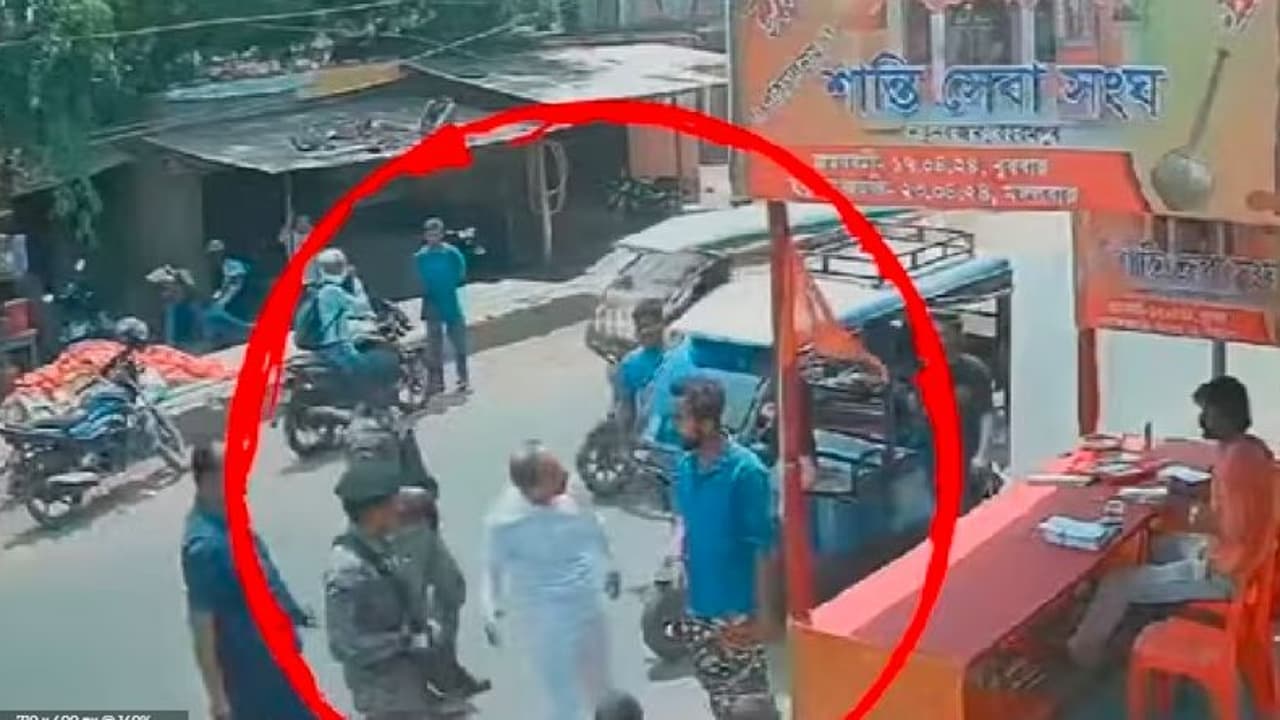 ಕುಡುಕ ಯುವಕರಿಂದ ಪಶ್ಚಿಮ ಬಂಗಾಳ ಕಾಂಗ್ರೆಸ್ ಅಧ್ಯಕ್ಷನ ಕಾರು ಅಡ್ಡಗಟ್ಟಿ ಕಿರಿಕ್; ಟಿಎಂಸಿ ಕೈವಾಡ ಆರೋಪ ಕುಡುಕ ಯುವಕರಿಂದ ಪಶ್ಚಿಮ ಬಂಗಾಳ ಕಾಂಗ್ರೆಸ್ ಅಧ್ಯಕ್ಷನ ಕಾರು ಅಡ್ಡಗಟ್ಟಿ ಕಿರಿಕ್; ಟಿಎಂಸಿ ಕೈವಾಡ ಆರೋಪ