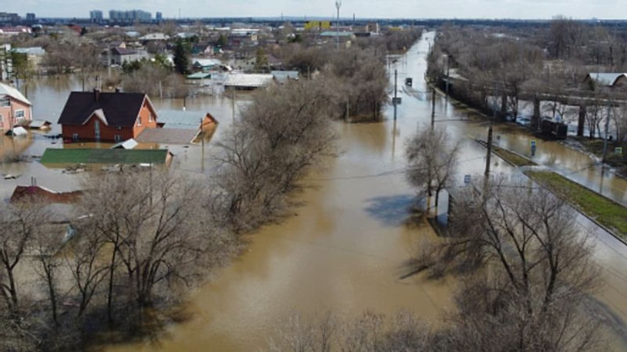 പ്രളക്കെടുതിയിൽ വലഞ്ഞ് കസാഖിസ്ഥാൻ, താൽക്കാലിക അണക്കെട്ടുകൾ സ്ഫോടക വസ്തു ഉപയോഗിച്ച് തകർത്ത് അധികൃതർ പ്രളക്കെടുതിയിൽ വലഞ്ഞ് കസാഖിസ്ഥാൻ, താൽക്കാലിക അണക്കെട്ടുകൾ സ്ഫോടക വസ്തു ഉപയോഗിച്ച് തകർത്ത് അധികൃതർ