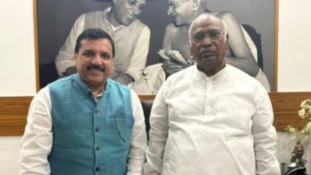 കെജ്രിവാളിൻ്റെ അറസ്റ്റിന് ശേഷമുള്ള ആദ്യ നീക്കം; ഖാർഗേയുമായി കൂടിക്കാഴ്ച്ച നടത്തി സഞ്ജയ് സിങ് എംപി കെജ്രിവാളിൻ്റെ അറസ്റ്റിന് ശേഷമുള്ള ആദ്യ നീക്കം; ഖാർഗേയുമായി കൂടിക്കാഴ്ച്ച നടത്തി സഞ്ജയ് സിങ് എംപി