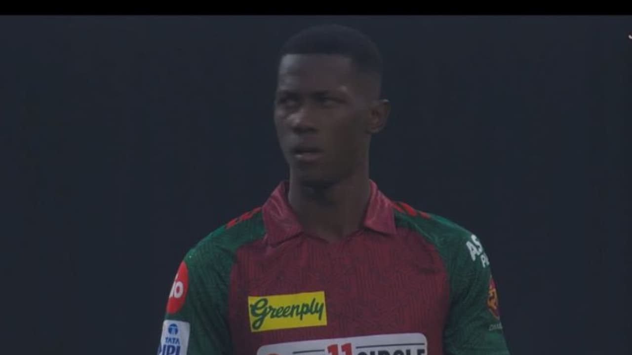 ഐപിഎല് അരങ്ങേറ്റ ഓവറില് 10 പന്തും 22 റണ്സും, വൈഡ് നോബോള് പൂരം; നാണംകെട്ട് ഷെമാര് ജോസഫ് ഐപിഎല് അരങ്ങേറ്റ ഓവറില് 10 പന്തും 22 റണ്സും, വൈഡ് നോബോള് പൂരം; നാണംകെട്ട് ഷെമാര് ജോസഫ്