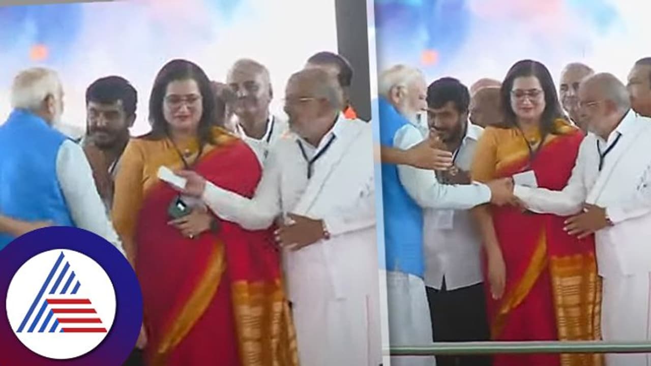 ಪ್ರಧಾನಿ ಮೋದಿಗೆ ಚೀಟಿ ಕೊಟ್ಟ ಶಾಸಕ ಜಿ.ಟಿ. ದೇವೇಗೌಡ; ಪತ್ರದಲ್ಲಿರುವ ರಹಸ್ಯವೇನು? ಪ್ರಧಾನಿ ಮೋದಿಗೆ ಚೀಟಿ ಕೊಟ್ಟ ಶಾಸಕ ಜಿ.ಟಿ. ದೇವೇಗೌಡ; ಪತ್ರದಲ್ಲಿರುವ ರಹಸ್ಯವೇನು?