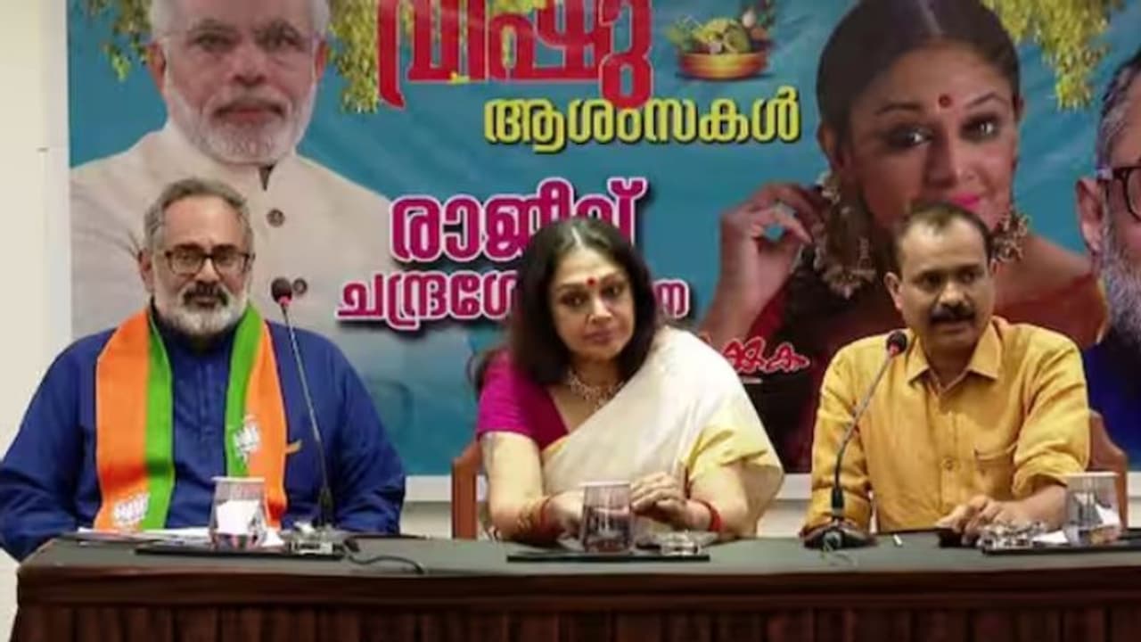 நாடாளுமன்ற தேர்தல் 2024.. திருவனந்தபுரம்.. அமைச்சர் ராஜீவ் சந்திரசேகருக்காக பிரச்சாரம் செய்த நடிகை ஷோபனா!