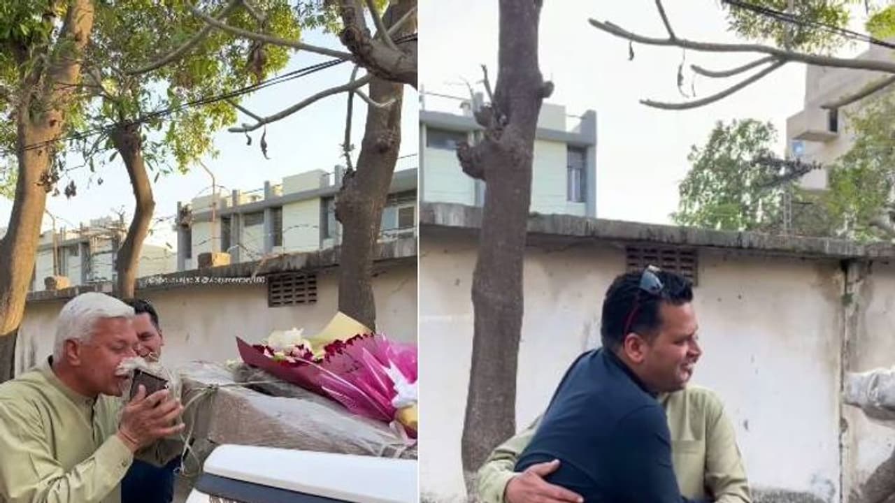 വിഭജനകാലത്ത് പാകിസ്ഥാനിലേക്ക്, ഇന്ത്യയിലെ പഴയ വീടിന്റെ വാതിലുമായി കൂട്ടുകാരൻ, പൊട്ടിക്കരഞ്ഞ് വൃദ്ധൻ വിഭജനകാലത്ത് പാകിസ്ഥാനിലേക്ക്, ഇന്ത്യയിലെ പഴയ വീടിന്റെ വാതിലുമായി കൂട്ടുകാരൻ, പൊട്ടിക്കരഞ്ഞ് വൃദ്ധൻ