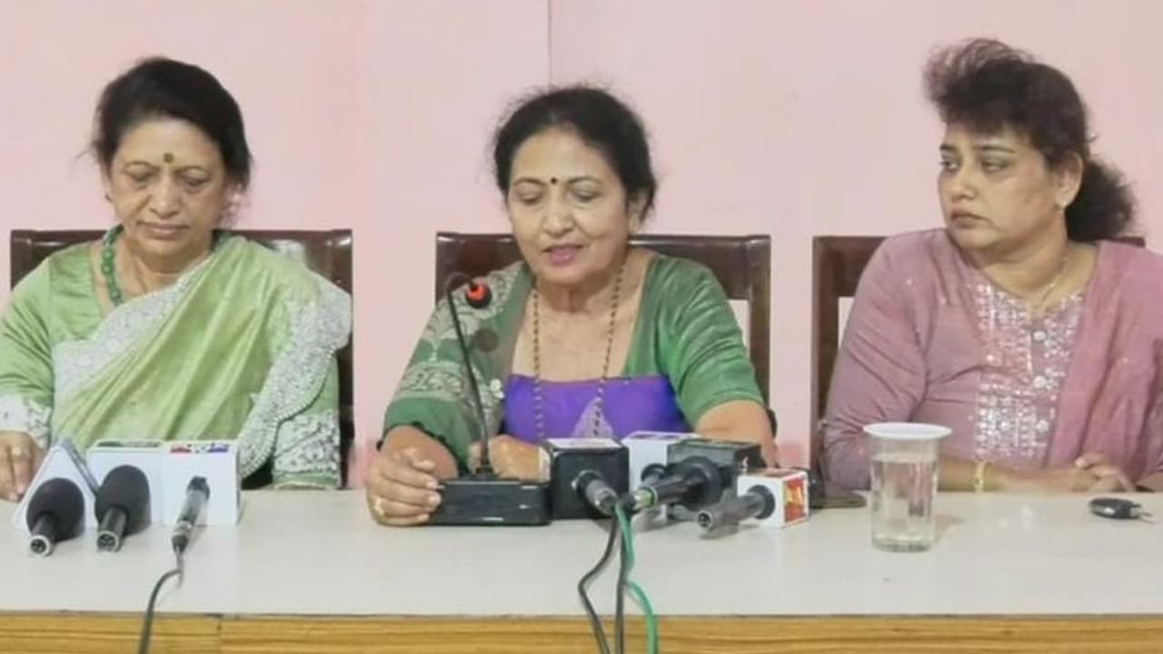 ಅವರ ಮನೆಯ ಹೆಣ್ಣನ್ನು ದಾರಿತಪ್ಪಿಸಿದ್ದು ಕುಮಾರಸ್ವಾಮಿ: ಕೆಪಿಸಿಸಿ ಸದಸ್ಯೆ ಚಂದ್ರಕಲಾ ಆಕ್ರೋಶ ಅವರ ಮನೆಯ ಹೆಣ್ಣನ್ನು ದಾರಿತಪ್ಪಿಸಿದ್ದು ಕುಮಾರಸ್ವಾಮಿ: ಕೆಪಿಸಿಸಿ ಸದಸ್ಯೆ ಚಂದ್ರಕಲಾ ಆಕ್ರೋಶ