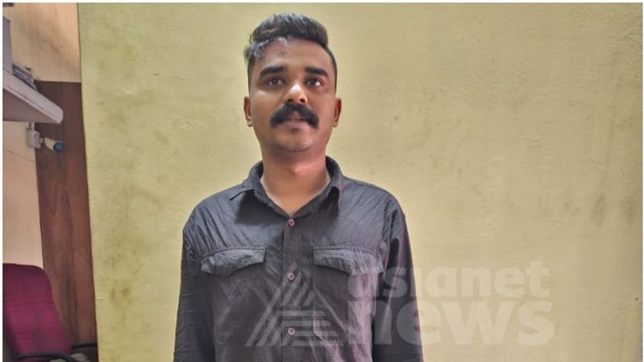 സ്വര്ണക്കടത്ത് ക്വട്ടേഷന് സംഘത്തിലെ പ്രധാനിയെ സാഹസികമായി പിടികൂടി പൊലീസ് സ്വര്ണക്കടത്ത് ക്വട്ടേഷന് സംഘത്തിലെ പ്രധാനിയെ സാഹസികമായി പിടികൂടി പൊലീസ്