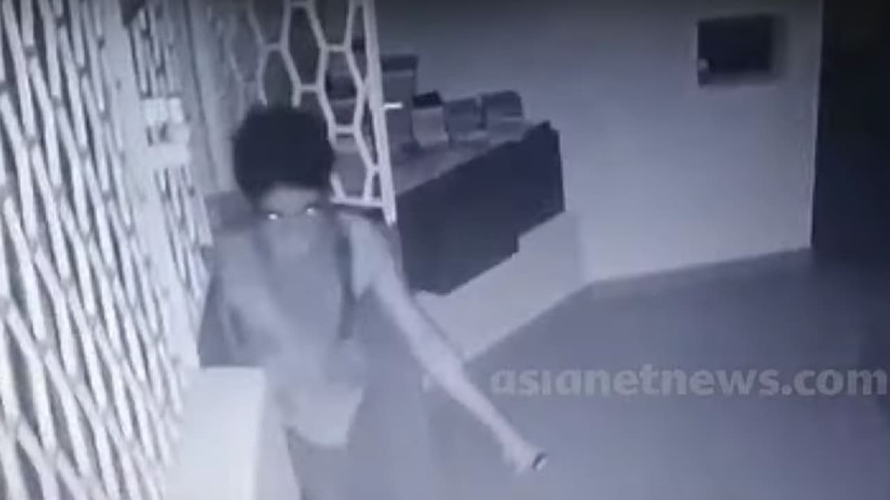 മുണ്ട് മാത്രമുടുത്ത് മുഖം മറച്ചെത്തി; മാടായി പള്ളിയിൽ രാത്രിയിൽ മോഷണം; സിസിടിവി ദൃശ്യങ്ങൾ പുറത്ത് മുണ്ട് മാത്രമുടുത്ത് മുഖം മറച്ചെത്തി; മാടായി പള്ളിയിൽ രാത്രിയിൽ മോഷണം; സിസിടിവി ദൃശ്യങ്ങൾ പുറത്ത്