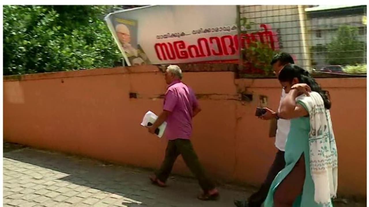 മാസപ്പടി കേസ്: 3 സിഎംആർഎൽ ജീവനക്കാരെ രാത്രി മുഴുവൻ ചോദ്യം ചെയ്ത് ഇഡി; ചോദ്യം ചെയ്യൽ തുടരുന്നു മാസപ്പടി കേസ്: 3 സിഎംആർഎൽ ജീവനക്കാരെ രാത്രി മുഴുവൻ ചോദ്യം ചെയ്ത് ഇഡി; ചോദ്യം ചെയ്യൽ തുടരുന്നു