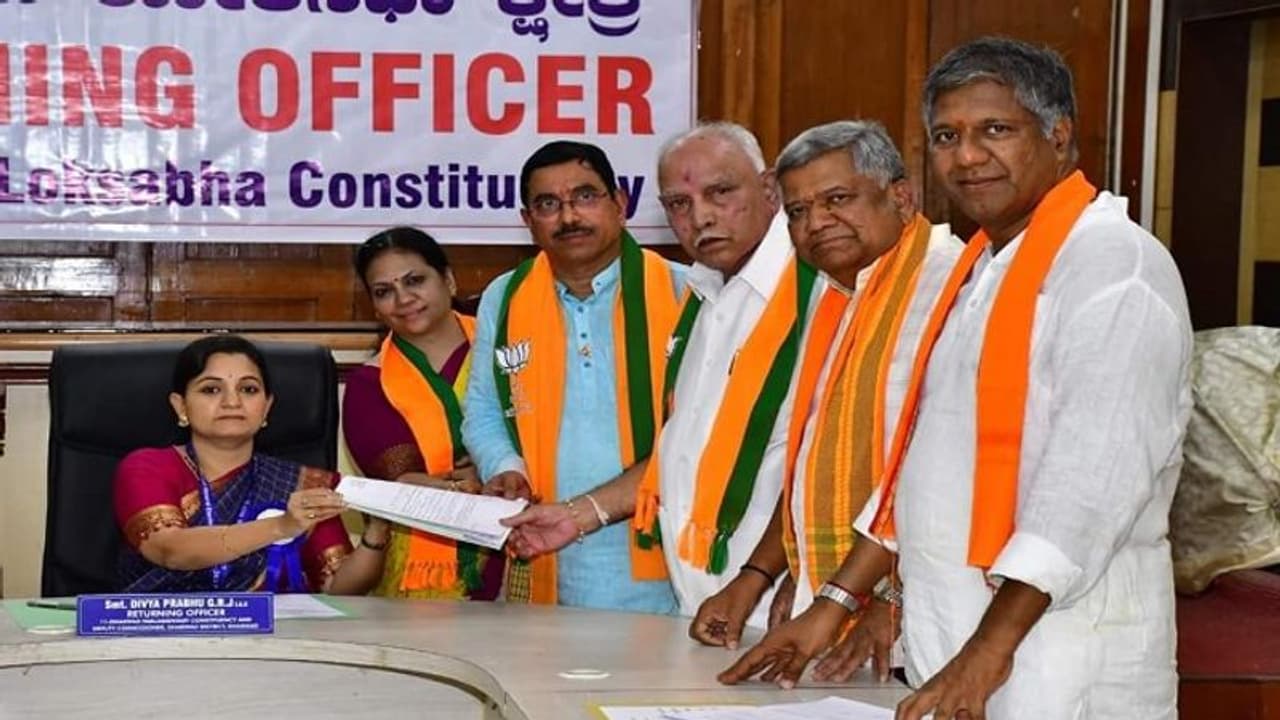 2ನೇ ಹಂತಕ್ಕೆ ನಾಮಪತ್ರ ಸಲ್ಲಿಕೆ ಭರಾಟೆ ಜೋರು; ಜೋಶಿ, ಶೆಟ್ಟರ್, ಬೊಮ್ಮಾಯಿ ಸೇರಿ 52 ಮಂದಿ ಉಮೇದುವಾರಿಕೆ 