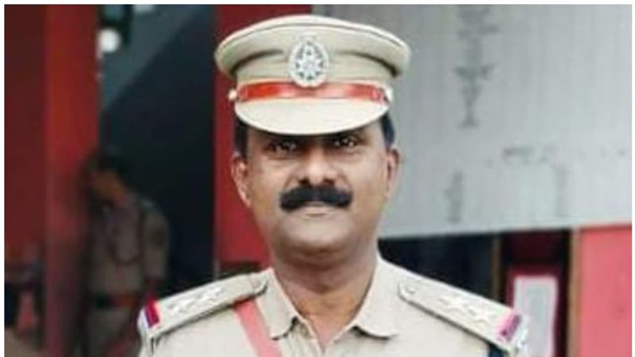 പ്രളയത്തിലും ഉരുള്പൊട്ടലിലും കൈത്താങ്ങായി; 'ഫയര് മാന്' സലീമിനെത്തേടി ദേശീയ പുരസ്കാരം പ്രളയത്തിലും ഉരുള്പൊട്ടലിലും കൈത്താങ്ങായി; 'ഫയര് മാന്' സലീമിനെത്തേടി ദേശീയ പുരസ്കാരം