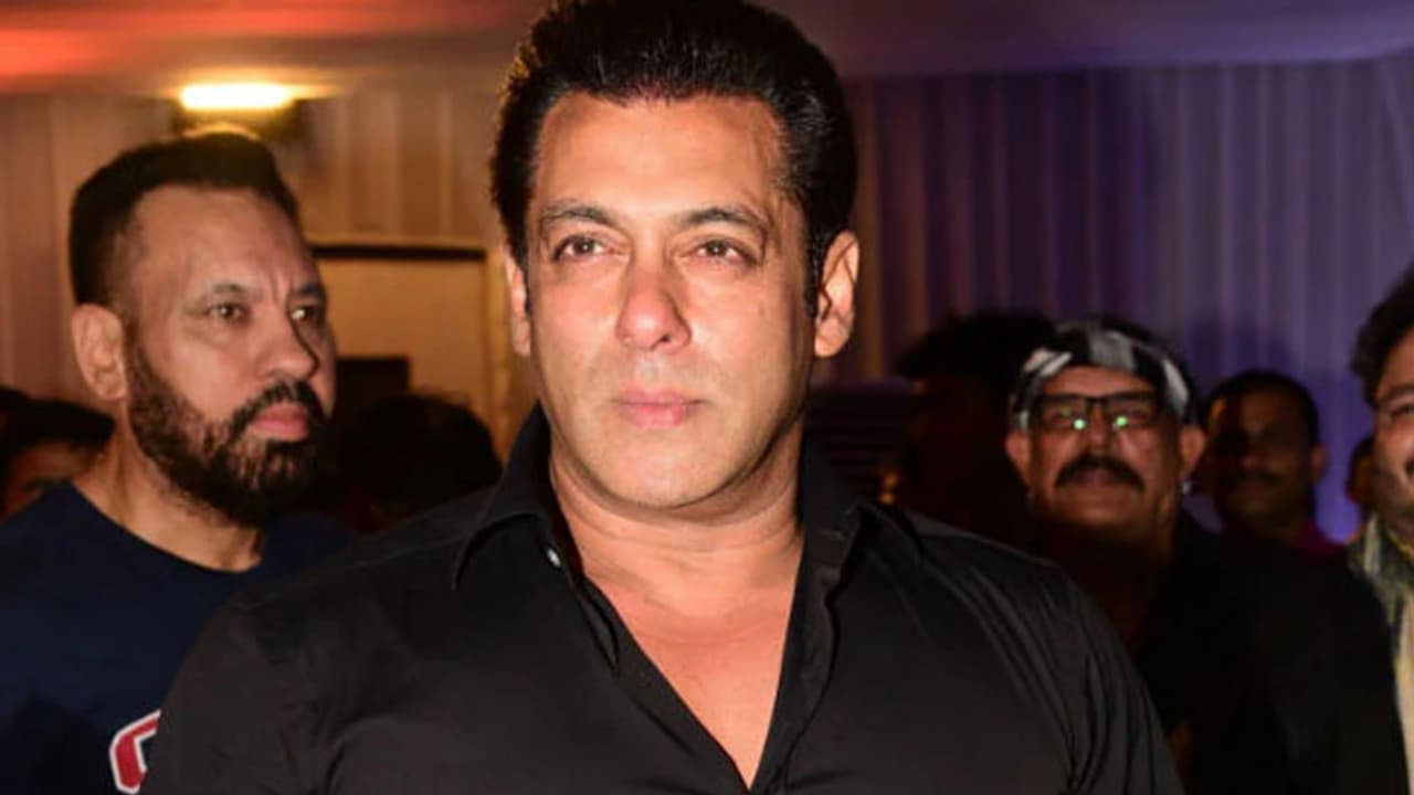 Salman Khan house firing case: Maharashtra CM Eknath Shinde meets Khan family at Galaxy Apartments (WATCH) Salman Khan house firing case: Maharashtra CM Eknath Shinde meets Khan family at Galaxy Apartments (WATCH)