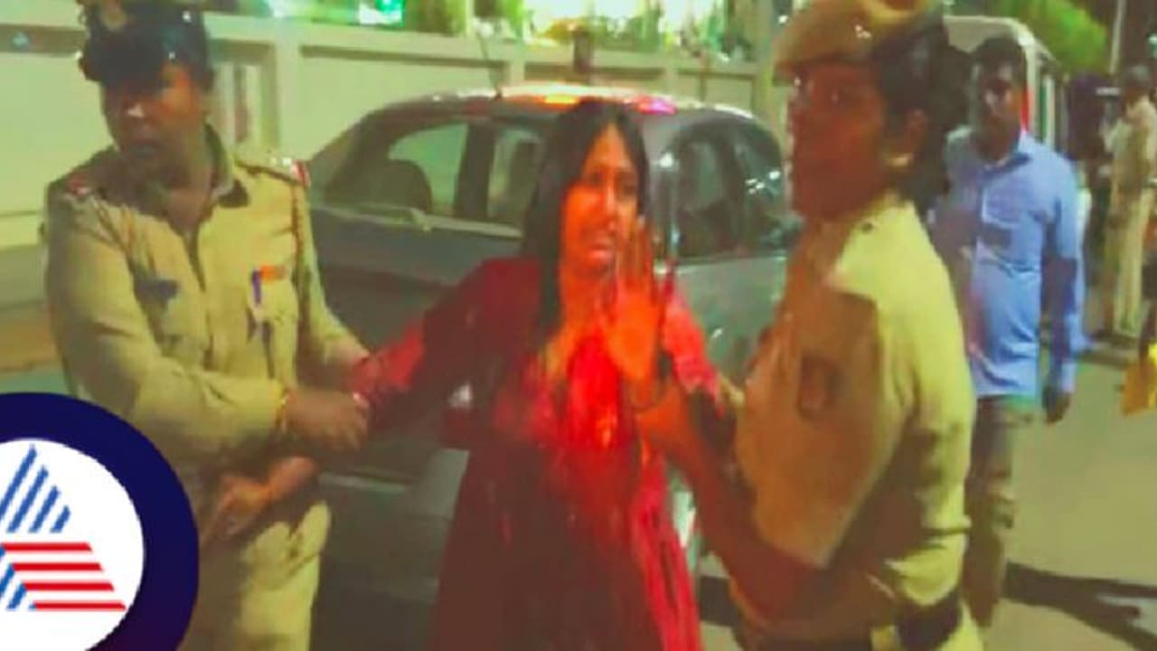 ದೇವೇಗೌಡರ ಸಭೆಗೆ ನುಗ್ಗಿ ಎಚ್ಡಿಕೆ ವಿರುದ್ಧ ಘೋಷಣೆ ಕೂಗಿದ ಕೈ ಕಾರ್ಯಕರ್ತೆಯರು! ದೇವೇಗೌಡರ ಸಭೆಗೆ ನುಗ್ಗಿ ಎಚ್ಡಿಕೆ ವಿರುದ್ಧ ಘೋಷಣೆ ಕೂಗಿದ ಕೈ ಕಾರ್ಯಕರ್ತೆಯರು!