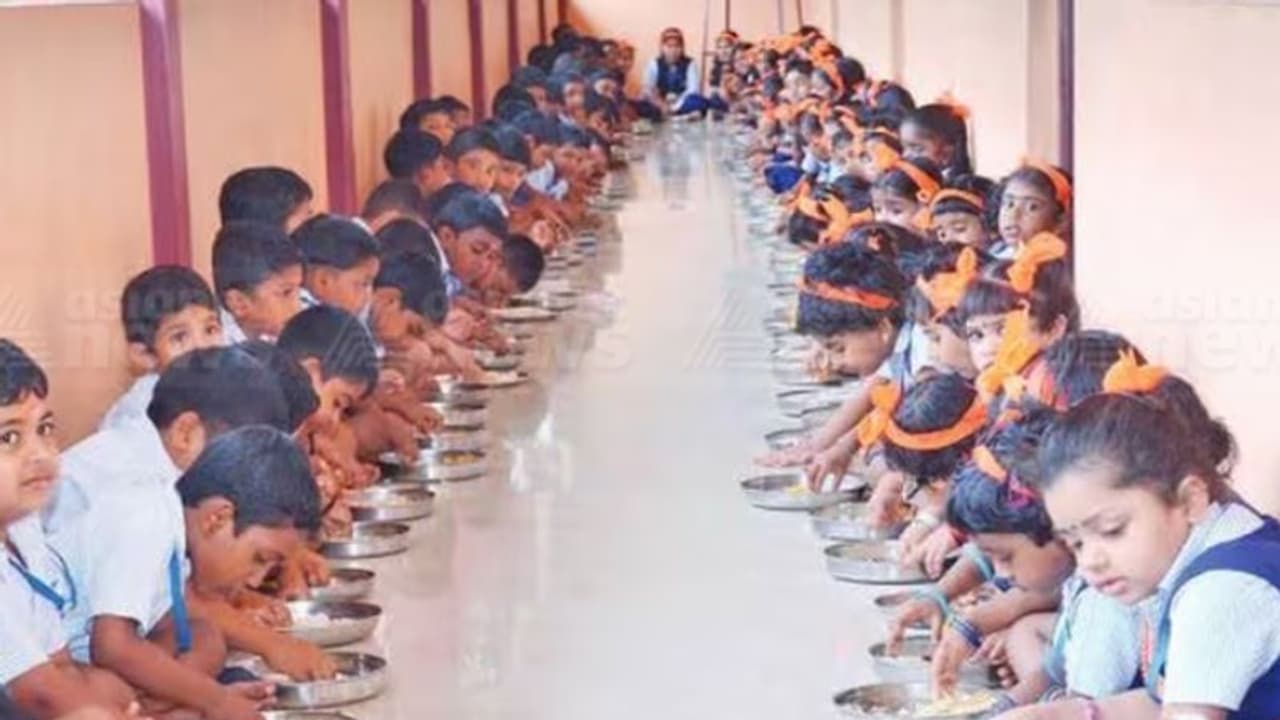 കുട്ടികളുടെ സുരക്ഷയ്ക്ക് പുല്ലുവില? സ്കൂളുകളിൽ ഉച്ചഭക്ഷണത്തിന് ഫുഡ് സേഫ്റ്റി ലൈസൻസ് വേണ്ടെന്ന് ഉത്തരവ് കുട്ടികളുടെ സുരക്ഷയ്ക്ക് പുല്ലുവില? സ്കൂളുകളിൽ ഉച്ചഭക്ഷണത്തിന് ഫുഡ് സേഫ്റ്റി ലൈസൻസ് വേണ്ടെന്ന് ഉത്തരവ്