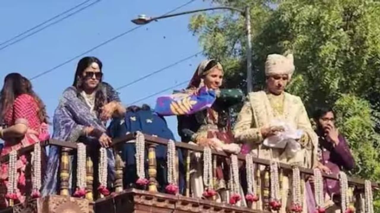 ജനങ്ങൾക്കിടയിലേക്ക് പണം വലിച്ചെറിഞ്ഞ് ധനിക ദമ്പതികൾ, സന്യാസം സ്വീകരിക്കുന്നതിന് മുമ്പുള്ള ഘോഷയാത്ര വൈറൽ