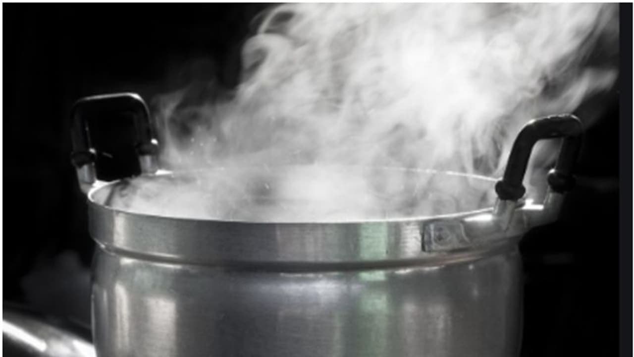 ഭർത്താവിന് വിവാഹേതര ബന്ധമെന്ന് സംശയം; തിളച്ച വെള്ളം ഒഴിച്ച് ഭാര്യ, ടെറസിൽ നിന്ന് തള്ളിയിട്ടു, അറസ്റ്റ് ഭർത്താവിന് വിവാഹേതര ബന്ധമെന്ന് സംശയം; തിളച്ച വെള്ളം ഒഴിച്ച് ഭാര്യ, ടെറസിൽ നിന്ന് തള്ളിയിട്ടു, അറസ്റ്റ്