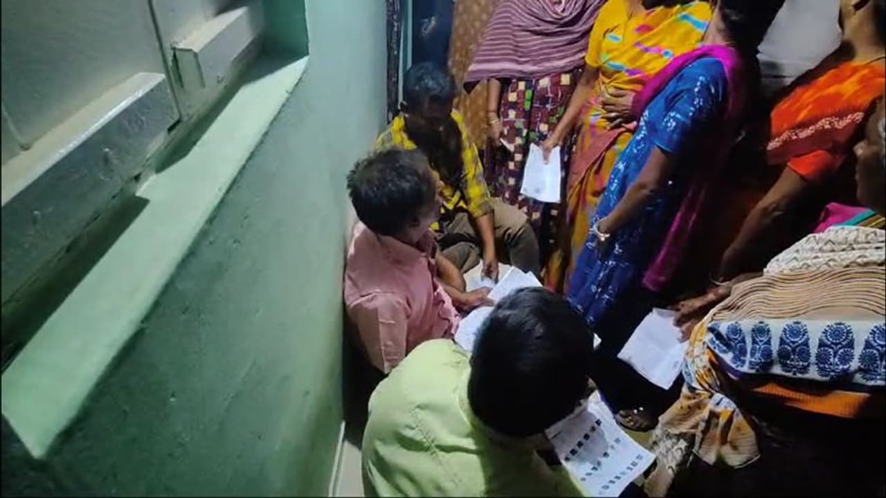 கோவையில் ஜோராக நடைபெறும் பணப்பட்டுவாடா? தன்னார்வ இளைஞர்கள் அதிரடி