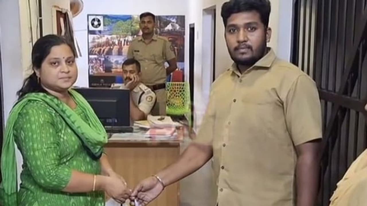 ഓട്ടം കഴിഞ്ഞ് വണ്ടി കഴുകുന്നതിനിടെ ദാ ഒരു പൊതി, തുറന്നിട്ടും ഇന്ദ്രജിത്തിന്റ കണ്ണ് മഞ്ഞളിച്ചില്ല, നല്ല മാതൃക ഓട്ടം കഴിഞ്ഞ് വണ്ടി കഴുകുന്നതിനിടെ ദാ ഒരു പൊതി, തുറന്നിട്ടും ഇന്ദ്രജിത്തിന്റ കണ്ണ് മഞ്ഞളിച്ചില്ല, നല്ല മാതൃക