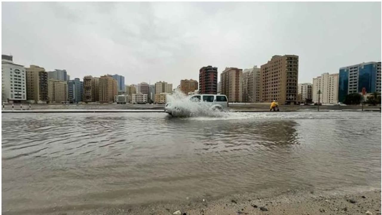 കനത്ത മഴ; യുഎഇയിലെ മഴ മുന്നറിയിപ്പിൽ മാറ്റം, റെഡ് അലർട്ട് പിന്‍വലിച്ചു, പുതുക്കിയ ജാഗ്രതാ നിര്‍ദേശങ്ങൾ അറിയാം