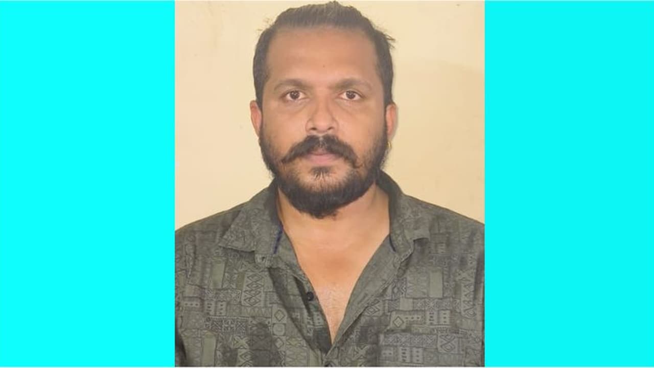 ട്രാവൽസ് മാനേജർ ഓഫിസിൽ കയറി മർദ്ദിച്ച സംഭവം; പ്രതിയെ ബെംഗളൂരുവിൽ നിന്ന് പൊക്കി പൊലീസ് ട്രാവൽസ് മാനേജർ ഓഫിസിൽ കയറി മർദ്ദിച്ച സംഭവം; പ്രതിയെ ബെംഗളൂരുവിൽ നിന്ന് പൊക്കി പൊലീസ്