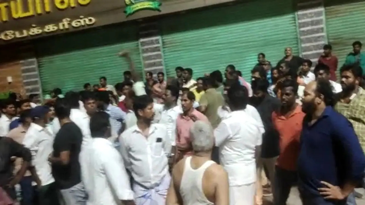 ஓபிஎஸ் அணியினரால் தாக்கப்பட்ட இராமநாதபுரம் பாஜக மாவட்ட தலைவர்? அழுகிய பலாப்பழம் கோஷத்தால் பரபரப்பு!