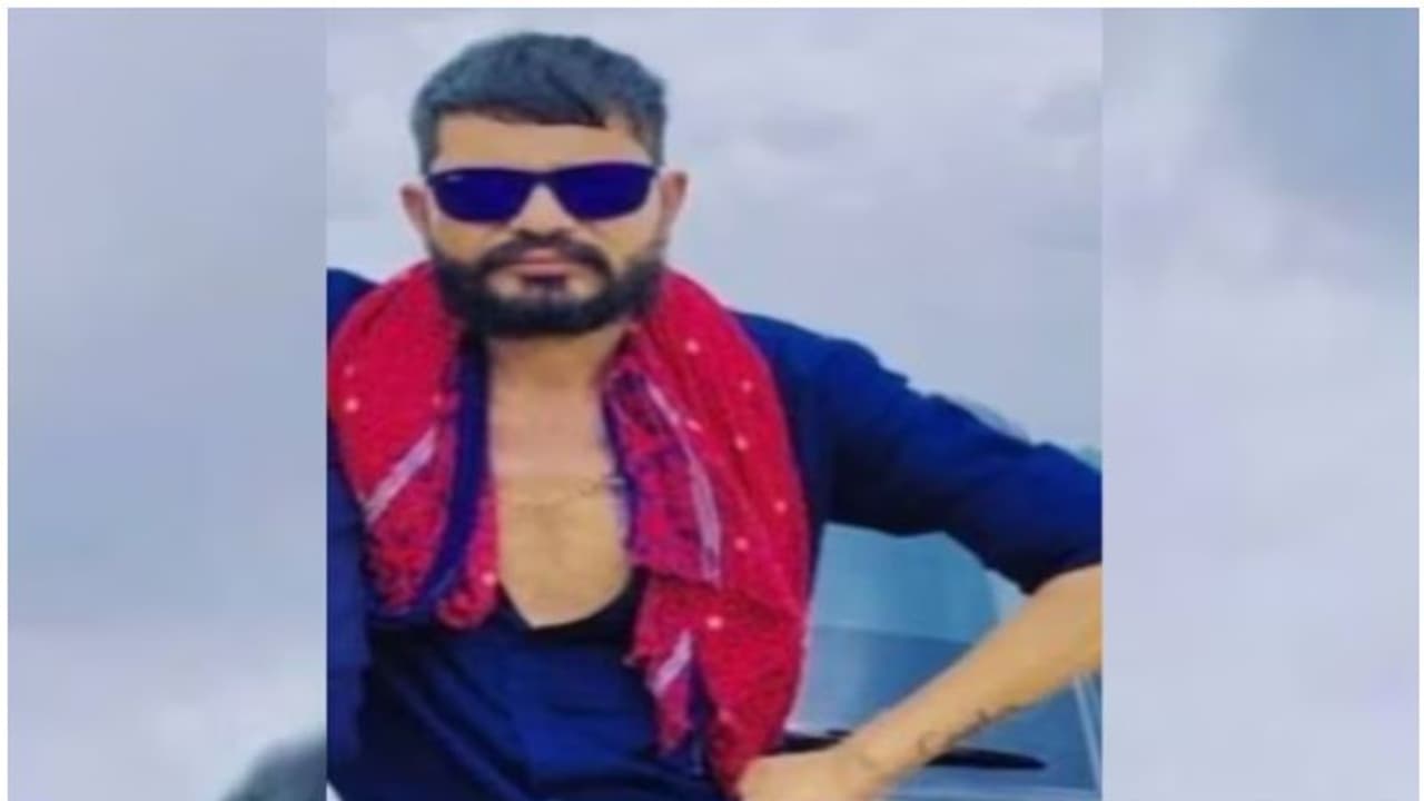 കസ്റ്റഡിയിലെടുത്ത ദളിത് യുവാവ് മരിച്ചു; പൊലീസിനെതിരെ കുടുംബം, രാജ്കോട്ടിൽ പ്രതിഷേധവുമായി നാട്ടുകാർ കസ്റ്റഡിയിലെടുത്ത ദളിത് യുവാവ് മരിച്ചു; പൊലീസിനെതിരെ കുടുംബം, രാജ്കോട്ടിൽ പ്രതിഷേധവുമായി നാട്ടുകാർ