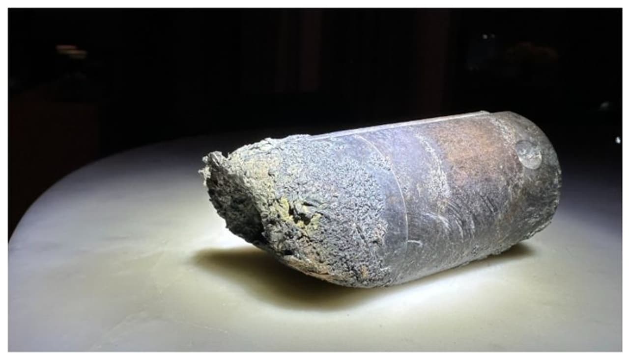 രണ്ട് നിലകള് തകര്ത്ത് വീടിനുള്ളില് വീണ വസ്തു ബഹിരാകാശ നിലയത്തിലേത് തന്നെ; സ്ഥിരീകരിച്ച് നാസ രണ്ട് നിലകള് തകര്ത്ത് വീടിനുള്ളില് വീണ വസ്തു ബഹിരാകാശ നിലയത്തിലേത് തന്നെ; സ്ഥിരീകരിച്ച് നാസ