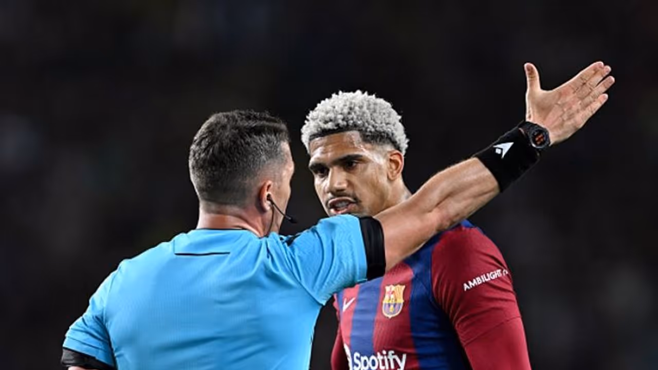 Champions League 2023 24: Xavi blames referee for Barcelona's implosion before PSG turnaround (WATCH) Champions League 2023 24: Xavi blames referee for Barcelona's implosion before PSG turnaround (WATCH)