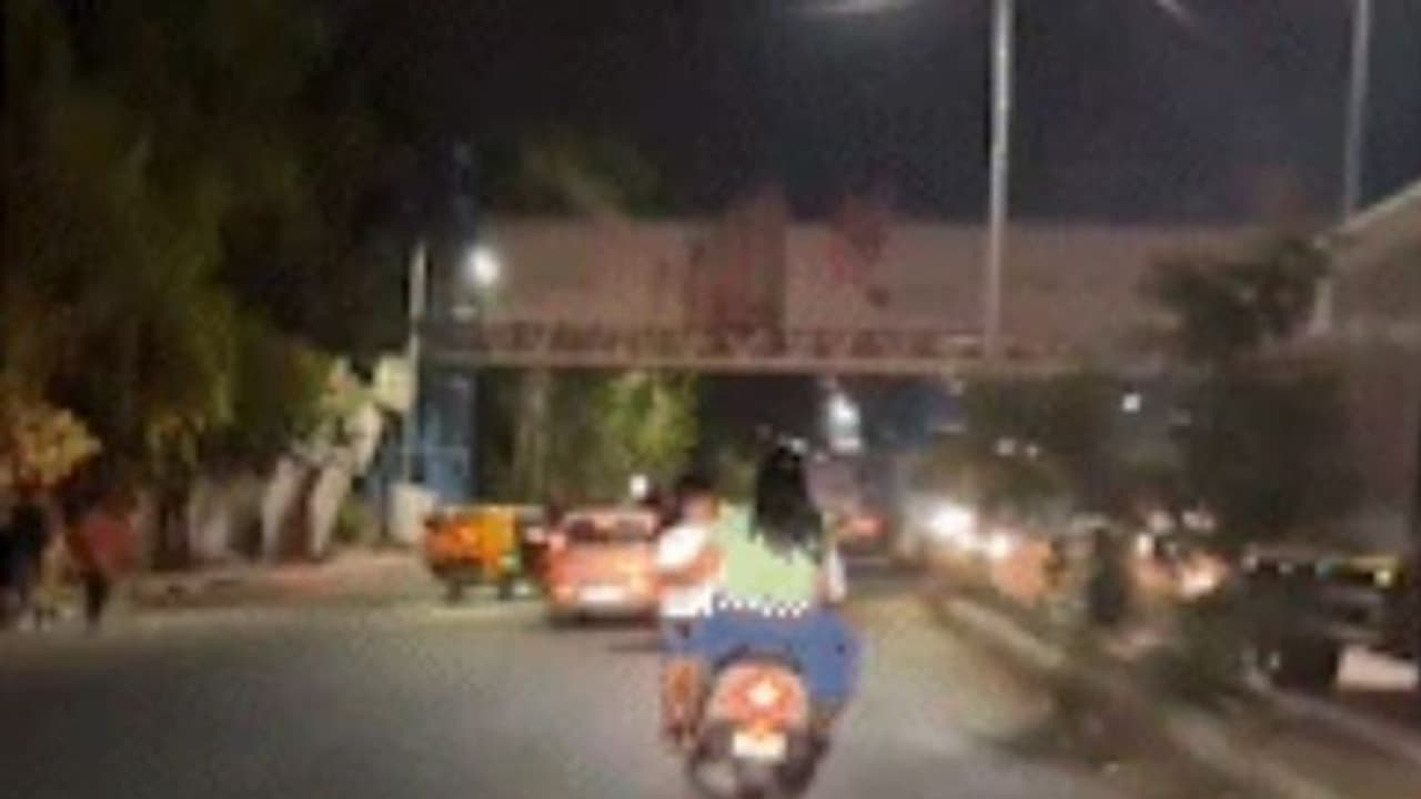 ಇವರ್ಯಾವ ಸೀಮೆ ಪೋಷಕರು ನೋಡಿ.. ಫೂಟ್ ರೆಸ್ಟ್ನಲ್ಲಿ ಮಗುವನ್ನು ನಿಲ್ಲಿಸಿಕೊಂಡು ಸ್ಕೂಟರ್ ರೈಡ್: ವೀಡಿಯೋ ವೈರಲ್ ಇವರ್ಯಾವ ಸೀಮೆ ಪೋಷಕರು ನೋಡಿ.. ಫೂಟ್ ರೆಸ್ಟ್ನಲ್ಲಿ ಮಗುವನ್ನು ನಿಲ್ಲಿಸಿಕೊಂಡು ಸ್ಕೂಟರ್ ರೈಡ್: ವೀಡಿಯೋ ವೈರಲ್