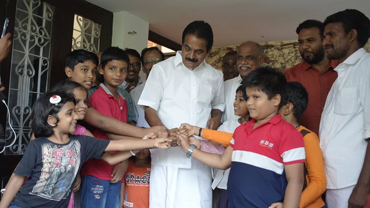 ആലപ്പുഴയിൽ സാധാരണക്കാരുടെ പരാതികൾ കേട്ട് കെ.സി വേണുഗോപാൽ ആലപ്പുഴയിൽ സാധാരണക്കാരുടെ പരാതികൾ കേട്ട് കെ.സി വേണുഗോപാൽ