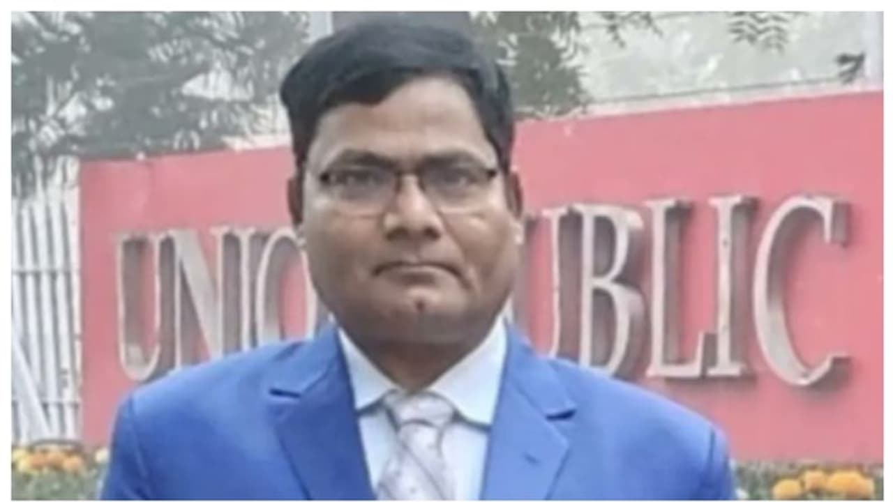 സിവിൽ സർവീസ്; കോടതി ജോലിക്കൊപ്പം പഠനം, മഹേഷ് കുമാറിന്‍റെ അവസാന റാങ്കിന് (1016) തിളക്കമേറെ