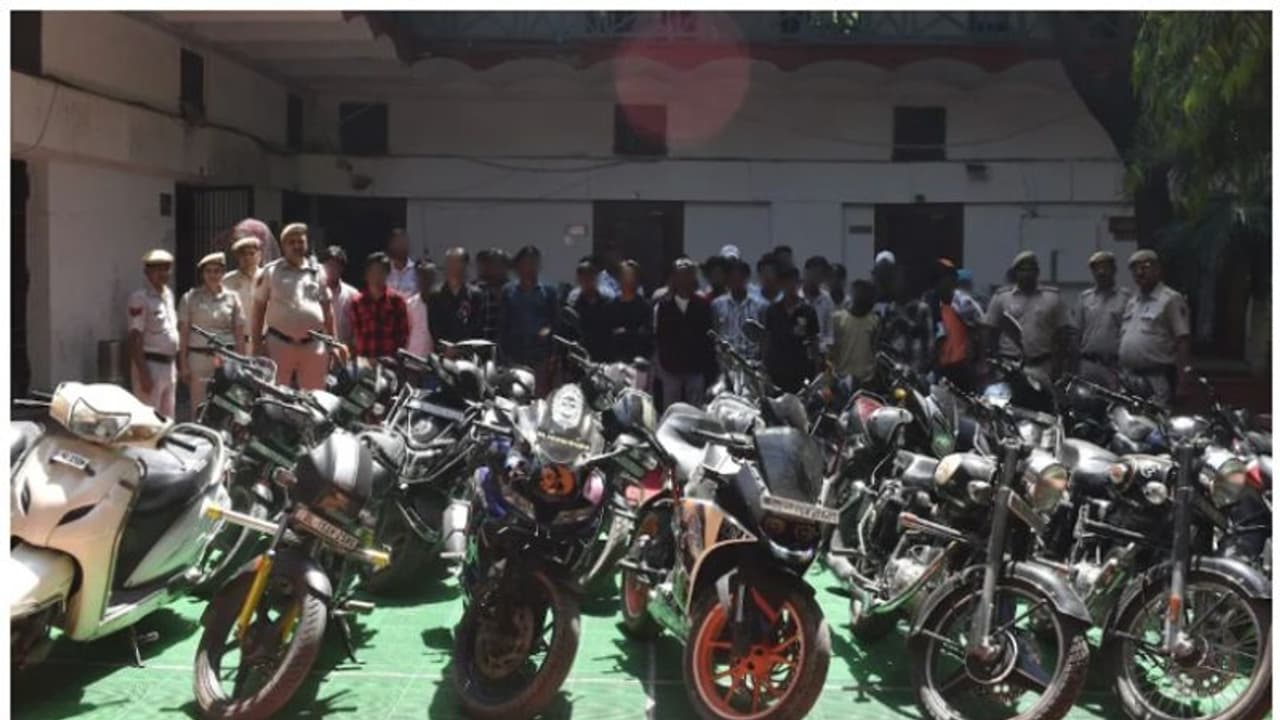 പുലർച്ചെ 3.30ന് ബൈക്കുകളുമായി ഇറങ്ങി അഭ്യാസം, പിറകെ വെച്ചുപിടിച്ച് പൊലീസ്; 28 ബൈക്കുകളും റൈഡർമാരും അറസ്റ്റിൽ പുലർച്ചെ 3.30ന് ബൈക്കുകളുമായി ഇറങ്ങി അഭ്യാസം, പിറകെ വെച്ചുപിടിച്ച് പൊലീസ്; 28 ബൈക്കുകളും റൈഡർമാരും അറസ്റ്റിൽ