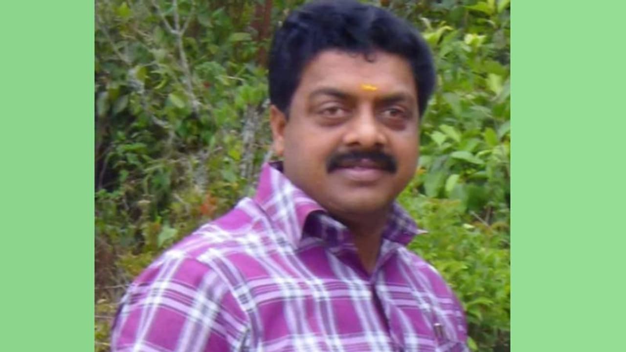 സുഹൃത്തിന്റ കാറിൽ വീടിന് മുന്നിൽ ഇറങ്ങവെ അതേ കാറിനടിയിൽ തെന്നിവീണു; ഹെല്ത്ത് ഇൻസ്പെക്ടർക്ക് ദാരുണാന്ത്യം സുഹൃത്തിന്റ കാറിൽ വീടിന് മുന്നിൽ ഇറങ്ങവെ അതേ കാറിനടിയിൽ തെന്നിവീണു; ഹെല്ത്ത് ഇൻസ്പെക്ടർക്ക് ദാരുണാന്ത്യം