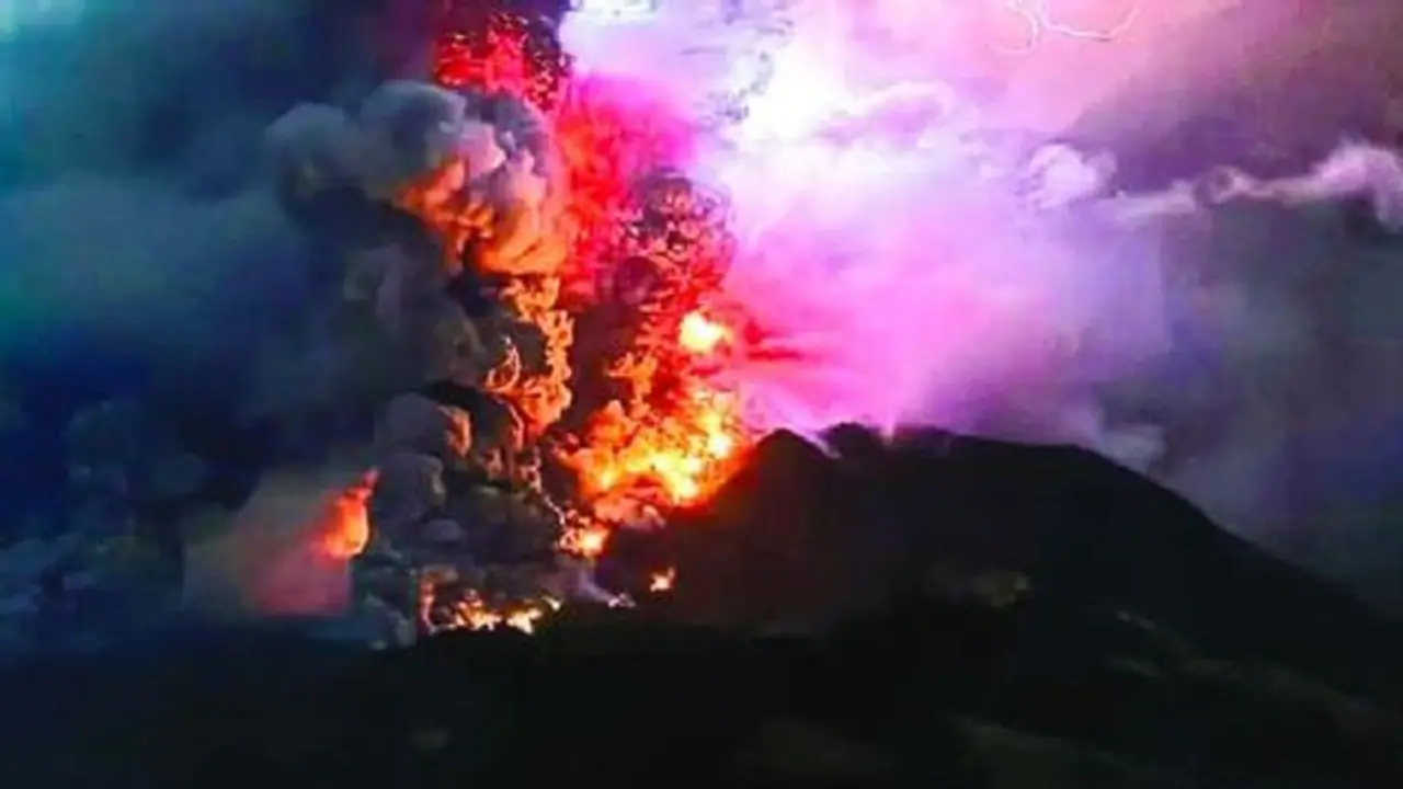 ಇಂಡೋನೇಷ್ಯಾದಲ್ಲಿ ಜ್ವಾಲಾಮುಖಿ ಸ್ಫೋಟ; ಸುನಾಮಿ ಆತಂಕ: 11,000 ಜನರ ಸ್ಥಳಾಂತರಕ್ಕೆ ಸರ್ಕಾರ ಆದೇಶ ಇಂಡೋನೇಷ್ಯಾದಲ್ಲಿ ಜ್ವಾಲಾಮುಖಿ ಸ್ಫೋಟ; ಸುನಾಮಿ ಆತಂಕ: 11,000 ಜನರ ಸ್ಥಳಾಂತರಕ್ಕೆ ಸರ್ಕಾರ ಆದೇಶ