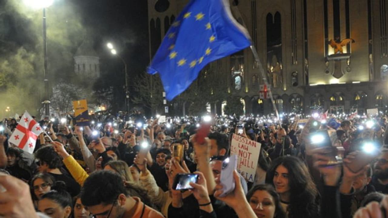 പാർലമെന്റിന് അകത്തും പുറത്തും പ്രതിഷേധം, 'വിദേശ ഏജന്റ് ബില്ലി'ന് ആദ്യാനുമതിയുമായി ജോർജിയ 