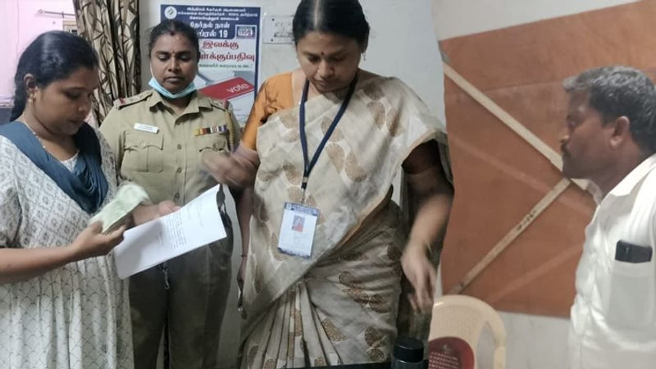 நள்ளிரவில் டீக்கடையில் பாஜகவினர் போட்ட பக்கா பிளான்.. சுத்துப்போட்ட தேர்தல் பறக்கும் படை! சிக்கிய பணம்!