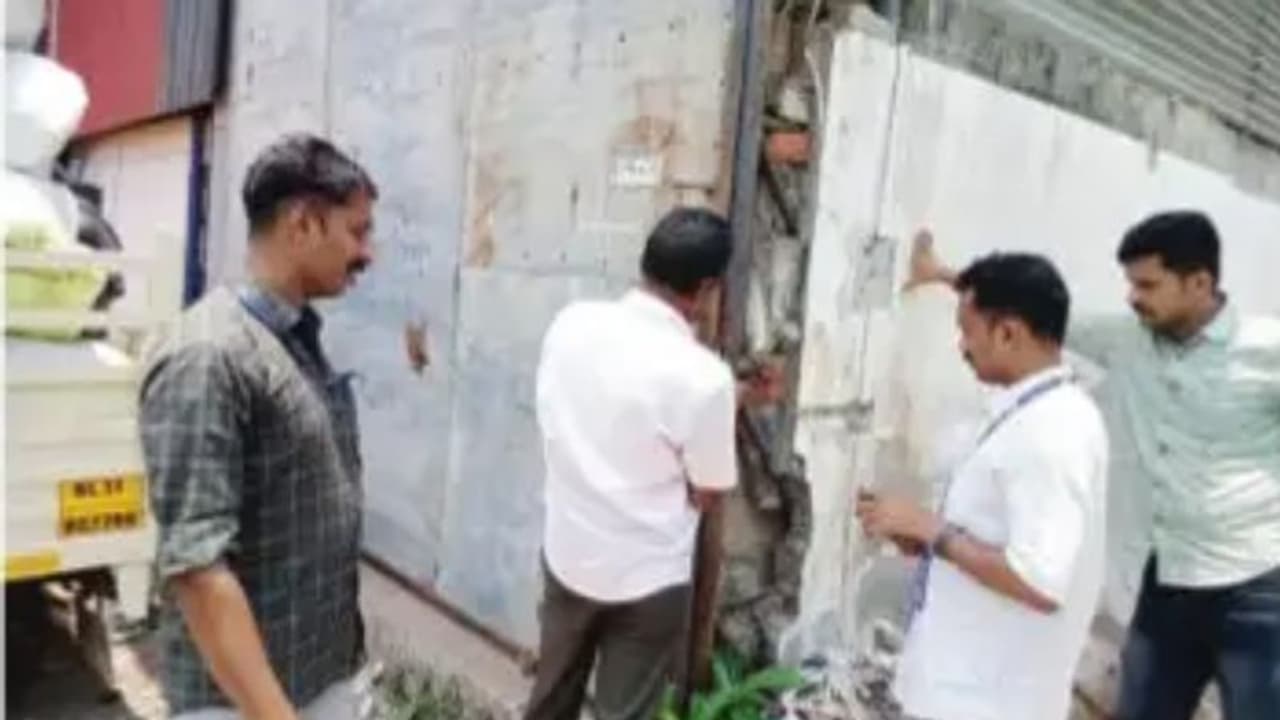 അനുമതിയില്ലാതെയും മാനദണ്ഡങ്ങൾ പാലിക്കാതെയും മാലിന്യ സംഭരണ ഗോഡൗണ്; സീല് ചെയ്ത് അധികൃതർ അനുമതിയില്ലാതെയും മാനദണ്ഡങ്ങൾ പാലിക്കാതെയും മാലിന്യ സംഭരണ ഗോഡൗണ്; സീല് ചെയ്ത് അധികൃതർ