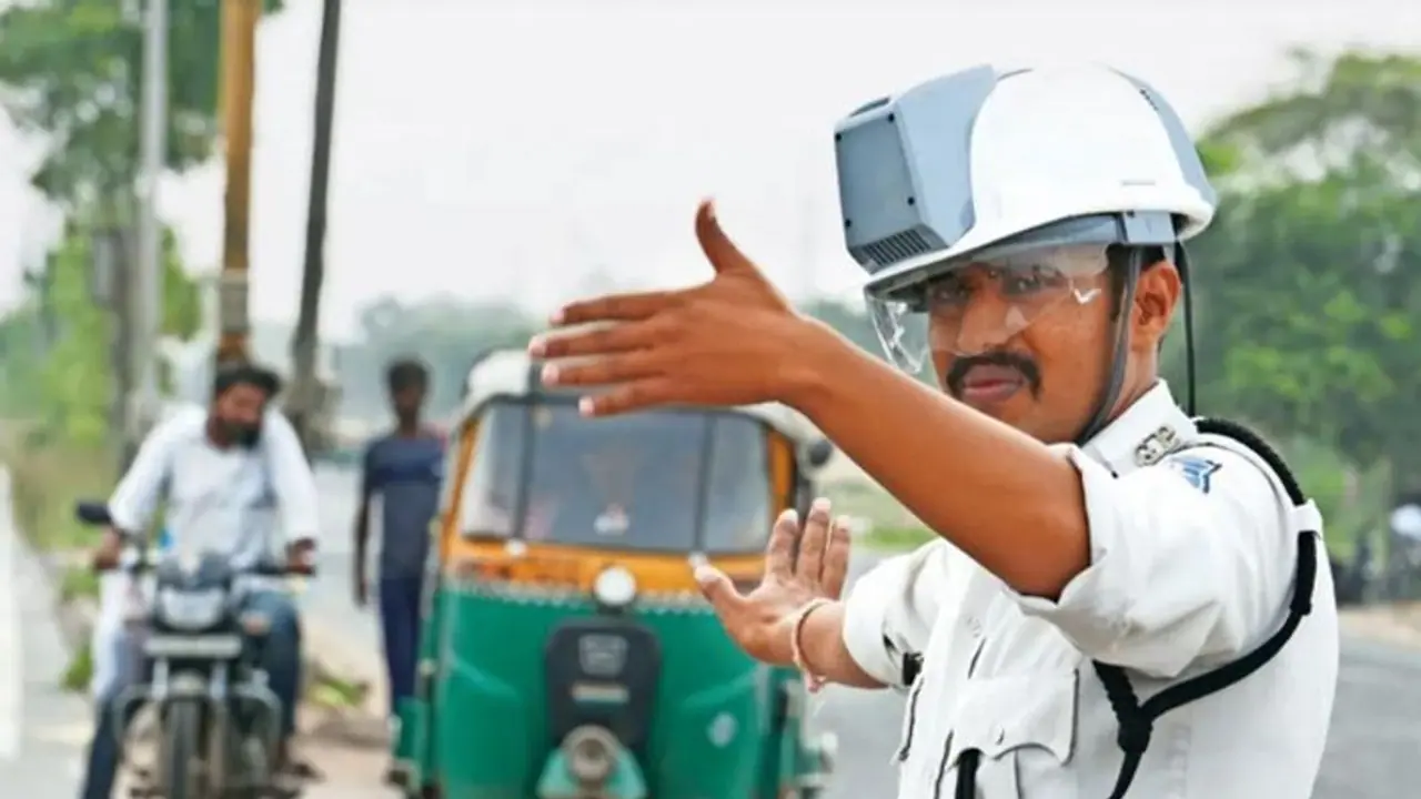 ಬಿಸಿಲ ಬೇಗೆಗೆ ಪೊಲೀಸರಿಗೆ ಎಸಿ ಹೆಲ್ಮೆಟ್, ಮೈಯೆಲ್ಲಾ ಬೆವೆತರೂ ತಲೆ ಕೂಲ್ ಕೂಲ್!