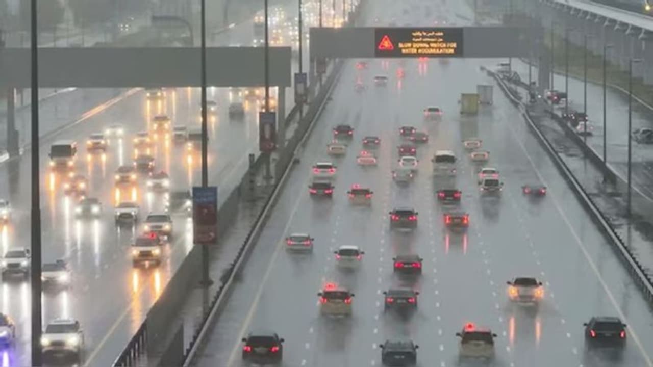 ಮಳೆ: ನಾಲ್ಕು ದಿನ ಕಳೆದ್ರೂ ಸಹಜ ಸ್ಥಿತಿಗೆ ಬಾರದ ದುಬೈ: ಶಾಲೆಗಳಿಗೆ 1 ವಾರ ರಜೆ ಮಳೆ: ನಾಲ್ಕು ದಿನ ಕಳೆದ್ರೂ ಸಹಜ ಸ್ಥಿತಿಗೆ ಬಾರದ ದುಬೈ: ಶಾಲೆಗಳಿಗೆ 1 ವಾರ ರಜೆ