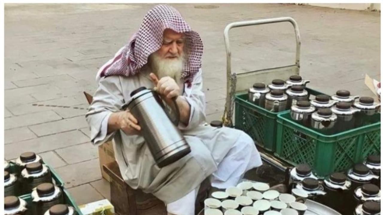 മദീനയിലെത്തുന്ന തീർത്ഥാടകരെ സേവിച്ച് നാല് പതിറ്റാണ്ട്; 96 ാം വയസിൽ അബൂ അൽ സബാ വിടവാങ്ങി മദീനയിലെത്തുന്ന തീർത്ഥാടകരെ സേവിച്ച് നാല് പതിറ്റാണ്ട്; 96 ാം വയസിൽ അബൂ അൽ സബാ വിടവാങ്ങി