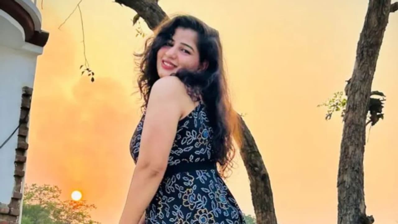 യൂട്യൂബര് സ്വാതി കെട്ടിടത്തില് നിന്ന് ചാടി ജീവനൊടുക്കി; സുഹൃത്ത് കസ്റ്റഡിയിൽ യൂട്യൂബര് സ്വാതി കെട്ടിടത്തില് നിന്ന് ചാടി ജീവനൊടുക്കി; സുഹൃത്ത് കസ്റ്റഡിയിൽ