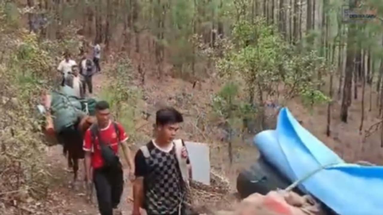 ചെങ്കുത്തായ മല, 22 കിലോമീറ്റര് കാല്നടയായി ബൂത്തിലേക്ക്; ഈ തെരഞ്ഞെടുപ്പ് ഉദ്യോഗസ്ഥരെ സമ്മതിക്കണം വീഡിയോ ചെങ്കുത്തായ മല, 22 കിലോമീറ്റര് കാല്നടയായി ബൂത്തിലേക്ക്; ഈ തെരഞ്ഞെടുപ്പ് ഉദ്യോഗസ്ഥരെ സമ്മതിക്കണം വീഡിയോ