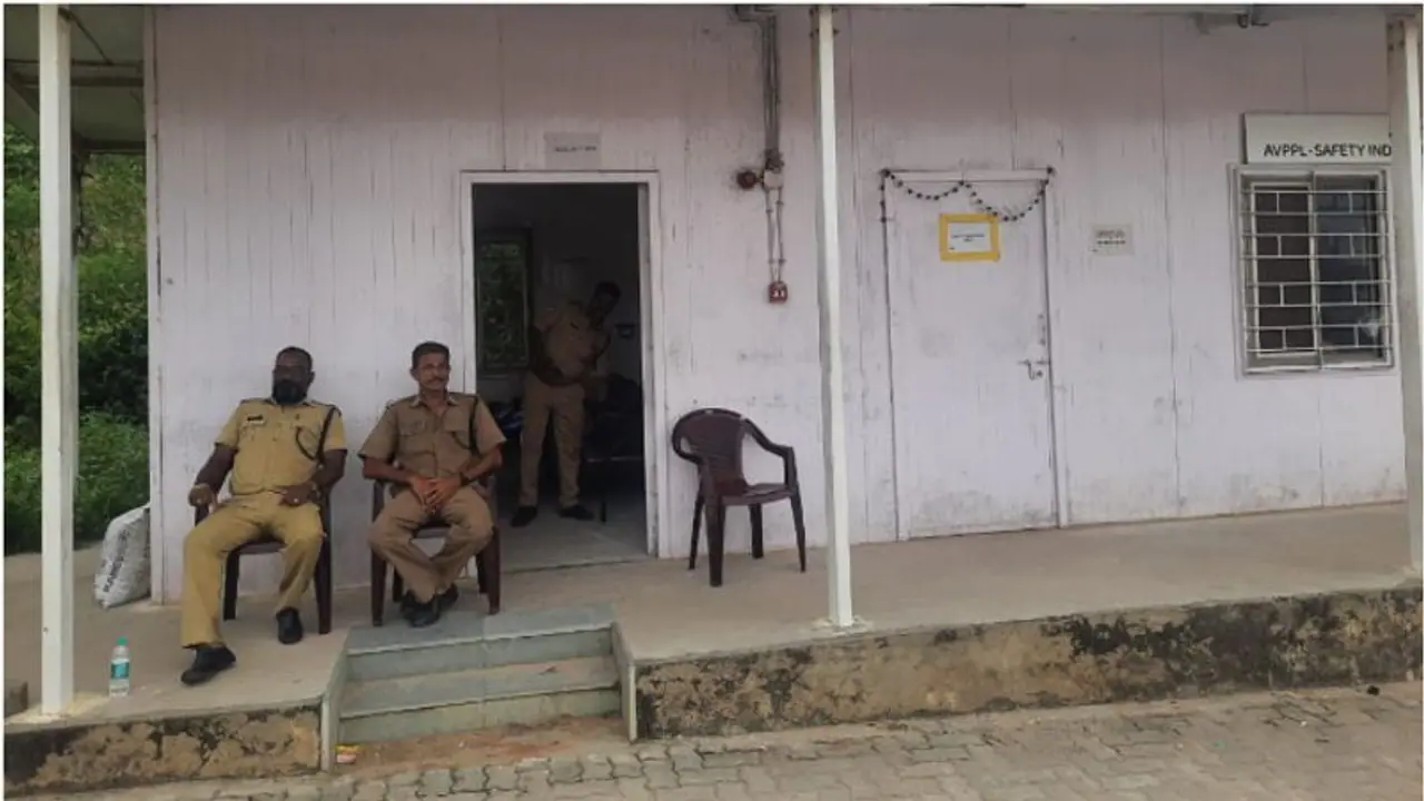 പ്രാഥമികാവശ്യങ്ങൾക്ക് പോലും സൗകര്യമില്ല; വിഴിഞ്ഞം തുറമുഖത്ത് ഫയർഫോഴ്സ് ജീവനക്കാർക്ക് ദുരിതമെന്ന് പരാതി പ്രാഥമികാവശ്യങ്ങൾക്ക് പോലും സൗകര്യമില്ല; വിഴിഞ്ഞം തുറമുഖത്ത് ഫയർഫോഴ്സ് ജീവനക്കാർക്ക് ദുരിതമെന്ന് പരാതി